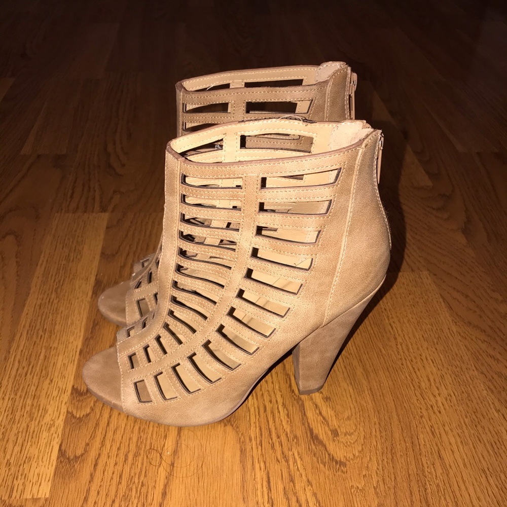 Heels - Picture 3 of 3
